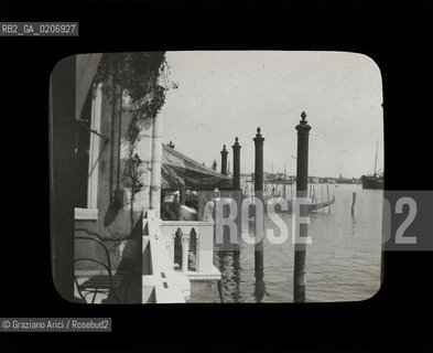 -VENEZIA, SENZA INDICAZIONE DAUTORE, CANAL GRANDE, SENZA DATA. LASTRA IN VETRO PER LANTERNA MAGICA CONTENUTE DENTRO LA LORO ORIGINALE CUSTODIA 10X8,2 ©ARCHIVIO Graziano Arici/Rosebud2    FOTOANTICHE.-VENICE, NO AUTHORS INDICATION,  CANAL GRANDE, UNDATED. GLASS SLIDE FOR MAGIC LANTERN IN THEIR WOODEN ORIGINAL BOX, CM 10X8,2 ©Graziano Arici/Rosebud2 