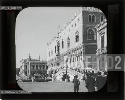 -VENEZIA, SENZA INDICAZIONE DAUTORE, MOLO E PALAZZO DUCALE, SENZA DATA. LASTRA IN VETRO PER LANTERNA MAGICA CONTENUTE DENTRO LA LORO ORIGINALE CUSTODIA 10,1X8,2 ©ARCHIVIO Graziano Arici/Rosebud2    FOTOANTICHE.-VENICE, NO AUTHORS INDICATION, MOLO E PALAZZO DUCALE, UNDATED. GLASS SLIDE FOR MAGIC LANTERN IN THEIR WOODEN ORIGINAL BOX, CM 10,1X8,2 ©Graziano Arici/Rosebud2 