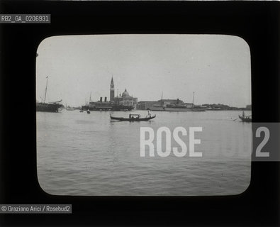 -VENEZIA, SENZA INDICAZIONE DAUTORE, ISOLA DI S. GIORGIO, SENZA DATA. LASTRA IN VETRO PER LANTERNA MAGICA CONTENUTE DENTRO LA LORO ORIGINALE CUSTODIA 10,1X8,1 ©ARCHIVIO Graziano Arici/Rosebud2    FOTOANTICHE.-VENICE, NO AUTHORS INDICATION, ISOLA DI S. GIORGIO, UNDATED. GLASS SLIDE FOR MAGIC LANTERN IN THEIR WOODEN ORIGINAL BOX, CM 10,1X8,1 ©Graziano Arici/Rosebud2 