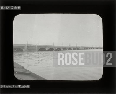 -VENEZIA, SENZA INDICAZIONE DAUTORE, PONTE DELLA FERROVIA, SENZA DATA. LASTRA IN VETRO PER LANTERNA MAGICA CONTENUTE DENTRO LA LORO ORIGINALE CUSTODIA 10X8,2 ©ARCHIVIO Graziano Arici/Rosebud2    FOTOANTICHE.-VENICE, NO AUTHORS INDICATION, PONTE DELLA FERROVIA, UNDATED. GLASS SLIDE FOR MAGIC LANTERN IN THEIR WOODEN ORIGINAL BOX, CM 10X8,2 ©Graziano Arici/Rosebud2 