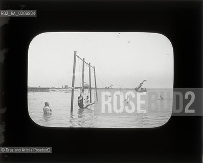 -VENEZIA, SENZA INDICAZIONE DAUTORE, BAGNANTI-LIDO, SENZA DATA. LASTRA IN VETRO PER LANTERNA MAGICA CONTENUTE DENTRO LA LORO ORIGINALE CUSTODIA 10X8,2 ©ARCHIVIO Graziano Arici/Rosebud2   PERSONA FOTOANTICHE.-VENICE, NO AUTHORS INDICATION, BAGNANTI-LIDO, UNDATED. GLASS SLIDE FOR MAGIC LANTERN IN THEIR WOODEN ORIGINAL BOX, CM 10X8,2 ©Graziano Arici/Rosebud2 