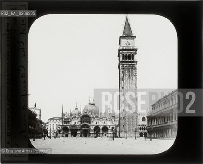 -VENEZIA, T.H. McALLISTER-NEW YORK, PIAZZA S. MARCO, SENZA DATA. LASTRA IN VETRO PER LANTERNA MAGICA CONTENUTE DENTRO LA LORO ORIGINALE CUSTODIA 10,1X8,2 ©ARCHIVIO Graziano Arici/Rosebud2    FOTOANTICHE.-VENICE, T.H. McALLISTER-NEW YORK, PIAZZA S. MARCO, UNDATED. GLASS SLIDE FOR MAGIC LANTERN IN THEIR WOODEN ORIGINAL BOX, CM 10,1X8,2 ©Graziano Arici/Rosebud2 