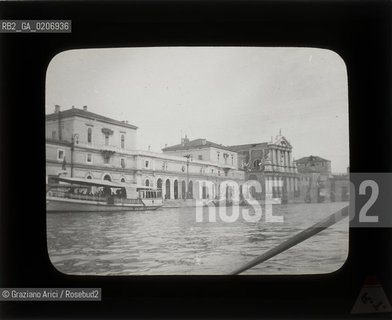 -VENEZIA, SENZA INDICAZIONE DAUTORE, STAZIONE, SENZA DATA. LASTRA IN VETRO PER LANTERNA MAGICA CONTENUTE DENTRO LA LORO ORIGINALE CUSTODIA 10X8,2 ©ARCHIVIO Graziano Arici/Rosebud2    FOTOANTICHE.-VENICE, NO AUTHORS INDICATION, STAZIONE, UNDATED. GLASS SLIDE FOR MAGIC LANTERN IN THEIR WOODEN ORIGINAL BOX, CM 10X8,2 ©Graziano Arici/Rosebud2 