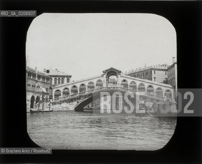 -VENEZIA, SENZA INDICAZIONE DAUTORE, PONTE DI RIALTO, SENZA DATA. LASTRA IN VETRO PER LANTERNA MAGICA CONTENUTE DENTRO LA LORO ORIGINALE CUSTODIA 10X8,2 ©ARCHIVIO Graziano Arici/Rosebud2    FOTOANTICHE.-VENICE, NO AUTHORS INDICATION, PONTE DI RIALTO, UNDATED. GLASS SLIDE FOR MAGIC LANTERN IN THEIR WOODEN ORIGINAL BOX, CM 10X8,2 ©Graziano Arici/Rosebud2 