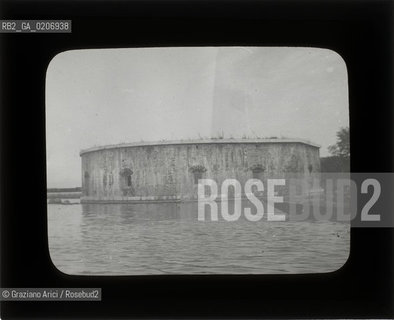 -VENEZIA, SENZA INDICAZIONE DAUTORE, FORTE S. CHIARA-PIAZZALE ROMA, SENZA DATA. LASTRA IN VETRO PER LANTERNA MAGICA CONTENUTE DENTRO LA LORO ORIGINALE CUSTODIA 10X8,2 ©ARCHIVIO Graziano Arici/Rosebud2    FOTOANTICHE.-VENICE, NO AUTHORS INDICATION, FORTE S. CHIARA-PIAZZALE ROMA, UNDATED. GLASS SLIDE FOR MAGIC LANTERN IN THEIR WOODEN ORIGINAL BOX, CM 10X8,2 ©Graziano Arici/Rosebud2 