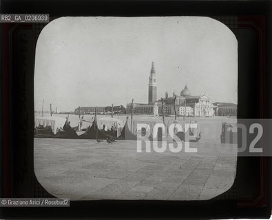 -VENEZIA, SENZA INDICAZIONE DAUTORE, ISOLA DI S. GIORGIO, SENZA DATA. LASTRA IN VETRO PER LANTERNA MAGICA CONTENUTE DENTRO LA LORO ORIGINALE CUSTODIA 10X8,2 ©ARCHIVIO Graziano Arici/Rosebud2    FOTOANTICHE.-VENICE, NO AUTHORS INDICATION, ISOLA DI S. GIORGIO, UNDATED. GLASS SLIDE FOR MAGIC LANTERN IN THEIR WOODEN ORIGINAL BOX, CM 10X8,2 ©Graziano Arici/Rosebud2 