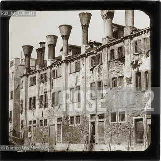 VENEZIA, SENZA INDICAZIONE DAUTORE, CASE CON CAMINI, SENZA DATA. LASTRA IN VETRO PER LANTERNA MAGICA 8,2X8,2 ©ARCHIVIO Graziano Arici/Rosebud2   FOTOANTICHE.-VENICE, NO AUTHOR S INDICATION, CASE CON CAMINI, UNDATED. GLASS SLIDE FOR MAGIC LANTERN, CM 8,2X8,2 ©Graziano Arici / rosebud2