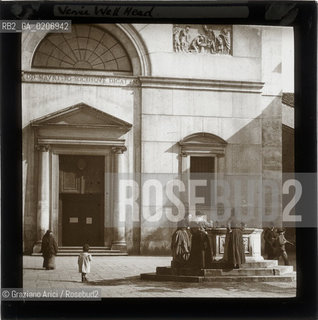 -VENEZIA, SENZA INDICAZIONE DAUTORE, CHIESA DI S. MAURIZIO, SENZA DATA. LASTRA IN VETRO PER LANTERNA MAGICA 8,2X8,2 ©ARCHIVIO Graziano Arici/Rosebud2  DONNE AL POZZO FOTOANTICHE.-VENICE, NO AUTHOR S INDICATION, CHIESA DI S. MAURIZIO, UNDATED. GLASS SLIDE FOR MAGIC LANTERN, CM 8,2X8,2 ©Graziano Arici / rosebud2