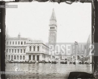 -VENEZIA, SENZA INDICAZIONE DAUTORE, PIAZZA S. MARCO, SENZA DATA. LASTRA IN VETRO PER LANTERNA MAGICA CONTENUTE DENTRO LA LORO ORIGINALE CUSTODIA 10X8,1 ©ARCHIVIO Graziano Arici/Rosebud2    FOTOANTICHE.-VENICE, NO AUTHORS INDICATION, PIAZZA S. MARCO, UNDATED. GLASS SLIDE FOR MAGIC LANTERN IN THEIR WOODEN ORIGINAL BOX, CM 10X8,1 ©Graziano Arici/Rosebud2 