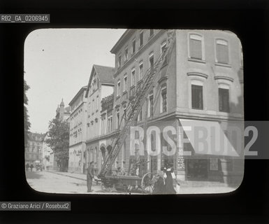 -MONACO, SENZA INDICAZIONE DAUTORE, VIALE, SENZA DATA. LASTRA IN VETRO PER LANTERNA MAGICA CONTENUTE DENTRO LA LORO ORIGINALE CUSTODIA 10X8,2 ©ARCHIVIO Graziano Arici/Rosebud2    FOTOANTICHE.-MUNICH, NO AUTHORS INDICATION, VIALE, UNDATED. GLASS SLIDE FOR MAGIC LANTERN IN THEIR WOODEN ORIGINAL BOX, CM 10X8,2 ©Graziano Arici/Rosebud2 
