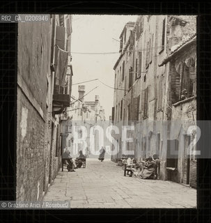 -VENEZIA, SENZA INDICAZIONE DAUTORE, CALLE CON PERSONE, SENZA DATA. LASTRA IN VETRO PER LANTERNA MAGICA 8,2X8,2 ©ARCHIVIO Graziano Arici/Rosebud2  FOTOANTICHE.-VENICE, NO AUTHORS INDICATION, CALLE CON PERSONE, UNDATED. GLASS SLIDE FOR MAGIC LANTERN, CM 8,2X8,2 ©Graziano Arici/Rosebud2 