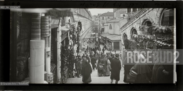 -VENEZIA, ALEXANDER LAMONT HENDERSON, RIALTO TOP OF BRIDGE, SENZA DATA. LASTRA PANORAMICA IN VETRO PER LANTERNA MAGICA, 16,4X8,2 ©ARCHIVIO Graziano Arici/Rosebud2  PERSONA FOTOANTICHE.-VENICE, ALEXANDER LAMONT HENDERSON, RIALTO TOP OF BRIDGE, UNDATED. PANORAMIC GLASS SLIDE FOR MAGIC LANTERN, CM 16,4X8,2 ©Graziano Arici/Rosebud2 