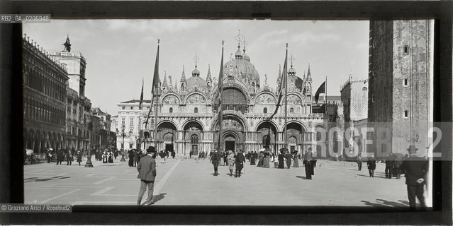 -VENEZIA, ALEXANDER LAMONT HENDERSON, PIAZZA S. MARCO, SENZA DATA. LASTRA PANORAMICA IN VETRO PER LANTERNA MAGICA, 16,5X8,2 ©ARCHIVIO Graziano Arici/Rosebud2    PIAZZA CON BANDIERE ISSATE FOTOANTICHE.-VENICE, ALEXANDER LAMONT HENDERSON, PIAZZA S. MARCO, UNDATED. PANORAMIC GLASS SLIDE FOR MAGIC LANTERN, CM 16,5X8,2 ©Graziano Arici/Rosebud2 