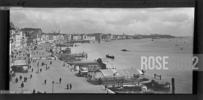-VENEZIA, ALEXANDER LAMONT HENDERSON, RIVA DEGLI SCHIAVONI FROM DOGES PALACE, SENZA DATA. LASTRA PANORAMICA IN VETRO PER LANTERNA MAGICA, 16,4X8,2 ©ARCHIVIO Graziano Arici/Rosebud2   FOTOANTICHE.-VENICE, ALEXANDER LAMONT HENDERSON, RIVA DEGLI SCHIAVONI FROM DOGES PALACE, UNDATED. PANORAMIC GLASS SLIDE FOR MAGIC LANTERN, CM 16,4X8,2 ©Graziano Arici/Rosebud2 