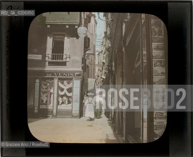 -VENEZIA, THE ERL COMPANY, BOSTON, COLORED BY EDWARD LITTLE ROGERS, BOSTON, FREAZZARIA, SENZA DATA. LASTRA IN VETRO PER LANTERNA MAGICA COLORATA A MANO 10X8,2 ©ARCHIVIO Graziano Arici/Rosebud2  COMPAGNIA ROTOGRAFICA, FOTOGRAFO FOTOANTICHE.-VENICE, THE ERL COMPANY, BOSTON, COLORED BY EDWARD LITTLE ROGERS, BOSTON, FREAZZARIA, UNDATED. GLASS SLIDE FOR MAGIC LANTERN HAND COLOURED, CM 10X8,2 ©Graziano Arici/Rosebud2 