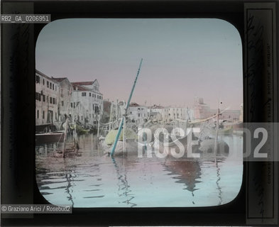 -VENEZIA, THE ERL COMPANY, BOSTON, COLORED BY EDWARD LITTLE ROGERS, BOSTON, BARCHE DA PESCA, SENZA DATA. LASTRA IN VETRO PER LANTERNA MAGICA COLORATA A MANO 10X8,3 ©ARCHIVIO Graziano Arici/Rosebud2  BARCA FOTOANTICHE.-VENICE, THE ERL COMPANY, BOSTON, COLORED BY EDWARD LITTLE ROGERS, BOSTON, BARCHE DA PESCA, UNDATED. GLASS SLIDE FOR MAGIC LANTERN HAND COLOURED, CM  ©Graziano Arici/Rosebud2 