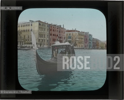 -VENEZIA, THE ERL COMPANY, BOSTON, COLORED BY EDWARD LITTLE ROGERS, BOSTON, GONDOLA SUL CANAL GRANDE, SENZA DATA. LASTRA IN VETRO PER LANTERNA MAGICA COLORATA A MANO 10X8,2 ©ARCHIVIO Graziano Arici/Rosebud2   FOTOANTICHE.-VENICE, THE ERL COMPANY, BOSTON, COLORED BY EDWARD LITTLE ROGERS, BOSTON, GONDOLA SUL CANAL GRANDE, UNDATED. GLASS SLIDE FOR MAGIC LANTERN HAND COLOURED, CM 10X8,2 ©Graziano Arici/Rosebud2 