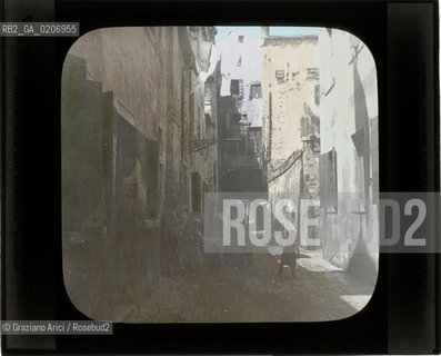-VENEZIA, THE ERL COMPANY, BOSTON, COLORED BY EDWARD LITTLE ROGERS, BOSTON, CASE E PERSONE, SENZA DATA. LASTRA IN VETRO PER LANTERNA MAGICA COLORATA A MANO 10X8,2 ©ARCHIVIO Graziano Arici/Rosebud2  PERSONE FOTOANTICHE.-VENICE, THE ERL COMPANY, BOSTON, COLORED BY EDWARD LITTLE ROGERS, BOSTON, CASE E PERSONE, UNDATED. GLASS SLIDE FOR MAGIC LANTERN HAND COLOURED, CM 10X8,2 ©Graziano Arici/Rosebud2 