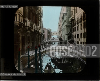 -VENEZIA, THE ERL COMPANY, BOSTON, COLORED BY EDWARD LITTLE ROGERS, BOSTON, PONTE DEI SOSPIRI DA RIO DELLA CANONICA, SENZA DATA. LASTRA IN VETRO PER LANTERNA MAGICA COLORATA A MANO 10X8,2 ©ARCHIVIO Graziano Arici/Rosebud2   FOTOANTICHE.-VENICE, THE ERL COMPANY, BOSTON, COLORED BY EDWARD LITTLE ROGERS, BOSTON, PONTE DEI SOSPIRI DA RIO DELLA CANONICA, UNDATED. GLASS SLIDE FOR MAGIC LANTERN HAND COLOURED, CM 10X8,2 ©Graziano Arici/Rosebud2 