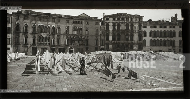-VENEZIA, ALEXANDER LAMONT HENDERSON, CAMPO S. POLO, PANNI STESI, SENZA DATA. LASTRA PANORAMICA IN VETRO PER LANTERNA MAGICA, 15,9X8,2 ©ARCHIVIO Graziano Arici/Rosebud2   FOTOANTICHE.-VENICE, ALEXANDER LAMONT HENDERSON, CAMPO S. POLO, PANNI STESII, UNDATED. PANORAMIC GLASS SLIDE FOR MAGIC LANTERN, CM 15,9X8,2 ©Graziano Arici/Rosebud2 