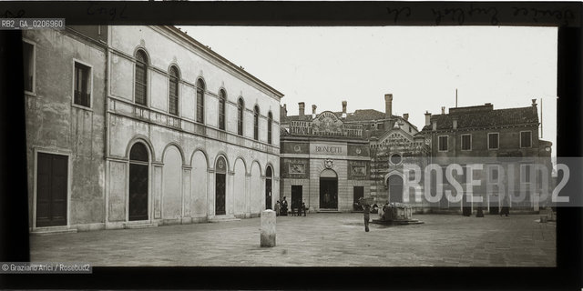 -VENEZIA, ALEXANDER LAMONT HENDERSON, CAMPO S. VIO, SENZA DATA. LASTRA PANORAMICA IN VETRO PER LANTERNA MAGICA, 16,4X8,2 ©ARCHIVIO Graziano Arici/Rosebud2    CHIESA ANGLICANA FOTOANTICHE.-VENICE, ALEXANDER LAMONT HENDERSON, CAMPO S. VIO, UNDATED. PANORAMIC GLASS SLIDE FOR MAGIC LANTERN, CM 16,4X8,2 ©Graziano Arici/Rosebud2 