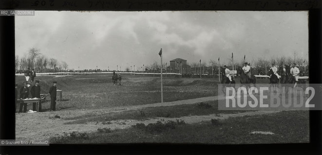-VENEZIA, ALEXANDER LAMONT HENDERSON, LIDO-CENTRO IPPICO, SENZA DATA. LASTRA PANORAMICA IN VETRO PER LANTERNA MAGICA, 16,4X8,2 ©ARCHIVIO Graziano Arici/Rosebud2   FOTOANTICHE.-VENICE, ALEXANDER LAMONT HENDERSON, LIDO-CENTRO IPPICO, UNDATED. PANORAMIC GLASS SLIDE FOR MAGIC LANTERN, CM 16,4X8,2 ©Graziano Arici/Rosebud2 