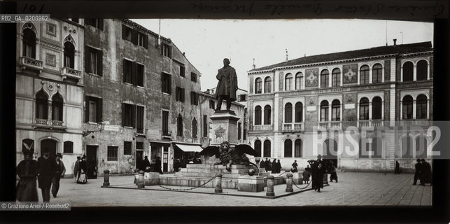 -VENEZIA, ALEXANDER LAMONT HENDERSON, STATUA DI DANIELE MANIN , SENZA DATA. LASTRA PANORAMICA IN VETRO PER LANTERNA MAGICA, 16,4X8,2 ©ARCHIVIO Graziano Arici/Rosebud2   FOTOANTICHE.-VENICE, ALEXANDER LAMONT HENDERSON, STATUA DI DANIELE MANIN, UNDATED. PANORAMIC GLASS SLIDE FOR MAGIC LANTERN, CM 16,4X8,2 ©Graziano Arici/Rosebud2 