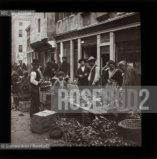 -VENEZIA, ALEXANDER LAMONT HENDERSON, VEGETABLE MARKET, SENZA DATA. LASTRA PANORAMICA IN VETRO PER LANTERNA MAGICA, 8,2X8,2 ©ARCHIVIO Graziano Arici/Rosebud2  MERCATO FOTOANTICHE.-VENICE, ALEXANDER LAMONT HENDERSON, VEGETABLE MARKET, UNDATED. PANORAMIC GLASS SLIDE FOR MAGIC LANTERN, CM 8,2X8,2 ©Graziano Arici/Rosebud2 