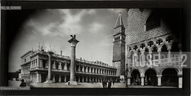-VENEZIA, ALEXANDER LAMONT HENDERSON, DOGES PALACE AND ROYAL PALACE, SENZA DATA. LASTRA PANORAMICA IN VETRO PER LANTERNA MAGICA, 16,4X8,2 ©ARCHIVIO Graziano Arici/Rosebud2   FOTOANTICHE.-VENICE, ALEXANDER LAMONT HENDERSON, DOGES PALACE AND ROYAL PALACE, UNDATED. PANORAMIC GLASS SLIDE FOR MAGIC LANTERN, CM 16,4X8,2 ©Graziano Arici/Rosebud2 