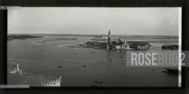 -VENEZIA, ALEXANDER LAMONT HENDERSON, PANORAMICA DAL CAMPANILE VERSO S. GIORGIO, SENZA DATA. LASTRA PANORAMICA IN VETRO PER LANTERNA MAGICA, 15,9X8,2 ©ARCHIVIO Graziano Arici/Rosebud2   FOTOANTICHE.-VENICE, ALEXANDER LAMONT HENDERSON, PANORAMICA DAL CAMPANILE VERSO S. GIORGIO, UNDATED. PANORAMIC GLASS SLIDE FOR MAGIC LANTERN, CM 15,9X8,2 ©Graziano Arici/Rosebud2 