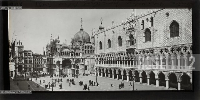 -VENEZIA, ALEXANDER LAMONT HENDERSON, DOGES PALACE FROM ROYAL PALACE , SENZA DATA. LASTRA PANORAMICA IN VETRO PER LANTERNA MAGICA, 16,4X8,2 ©ARCHIVIO Graziano Arici/Rosebud2   FOTOANTICHE.-VENICE, ALEXANDER LAMONT HENDERSON, DOGES PALACE FROM ROYAL PALACE, UNDATED. PANORAMIC GLASS SLIDE FOR MAGIC LANTERN, CM 16,4X8,2 ©Graziano Arici/Rosebud2 