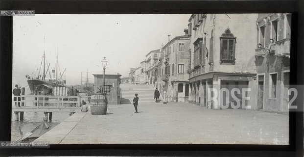 -VENEZIA, ALEXANDER LAMONT HENDERSON, ZATTERE , SENZA DATA. LASTRA PANORAMICA IN VETRO PER LANTERNA MAGICA, 16X8,2 ©ARCHIVIO Graziano Arici/Rosebud2  NAVE  FOTOANTICHE.-VENICE, ALEXANDER LAMONT HENDERSON, ZATTERE, UNDATED. PANORAMIC GLASS SLIDE FOR MAGIC LANTERN, CM 16X8,2 ©Graziano Arici/Rosebud2 