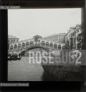 -VENEZIA, ALEXANDER LAMONT HENDERSON, PONTE DI RIALTO , SENZA DATA. LASTRA  IN VETRO PER LANTERNA MAGICA, 8X8,2 ©ARCHIVIO Graziano Arici/Rosebud2   FOTOANTICHE.-VENICE, ALEXANDER LAMONT HENDERSON, PONTE DI RIALTO, UNDATED. GLASS SLIDE FOR MAGIC LANTERN, CM 8X8,2 ©Graziano Arici/Rosebud2 