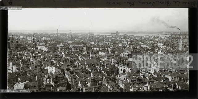 -VENEZIA, ALEXANDER LAMONT HENDERSON, PANORAMA DAL CAMPANILE , SENZA DATA. LASTRA PANORAMICA IN VETRO PER LANTERNA MAGICA, 16,4X8,2 ©ARCHIVIO Graziano Arici/Rosebud2   FOTOANTICHE.-VENICE, ALEXANDER LAMONT HENDERSON, PANORAMA DAL CAMPANILE, UNDATED. PANORAMIC GLASS SLIDE FOR MAGIC LANTERN, CM 16,4X8,2 ©Graziano Arici/Rosebud2 