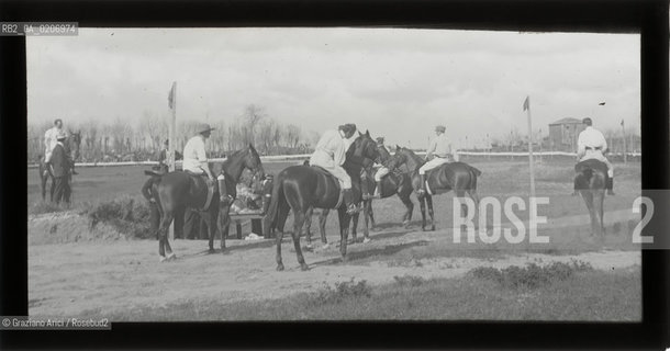 -VENEZIA, ALEXANDER LAMONT HENDERSON, VENICE-LIDO-CENTRO IPPICO, PROVE PER LA GARA, SENZA DATA. LASTRA PANORAMICA IN VETRO PER LANTERNA MAGICA, 15,5X8,2 ©ARCHIVIO Graziano Arici/Rosebud2   FANTINI AL LIDO FOTOANTICHE.-VENICE, ALEXANDER LAMONT HENDERSON, VENICE-LIDO-CENTRO IPPICO, PROVE PER LA GARA, UNDATED. PANORAMIC GLASS SLIDE FOR MAGIC LANTERN, CM 15,5X8,2 ©Graziano Arici/Rosebud2 