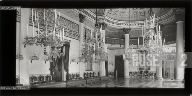 -VENEZIA, ALEXANDER LAMONT HENDERSON, VENICE-ROYAL PALACE-BALL ROOM, SENZA DATA. LASTRA PANORAMICA IN VETRO PER LANTERNA MAGICA, 16,5X8,2 ©ARCHIVIO Graziano Arici/Rosebud2   INTERNO DEL PALAZZO REALE, FOTOANTICHE.-VENICE, ALEXANDER LAMONT HENDERSON, VENICE-OPENING OF EXIBITION, UNDATED. PANORAMIC GLASS SLIDE FOR MAGIC LANTERN, CM 16,5X8,2 ©Graziano Arici/Rosebud2 