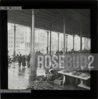 -VENEZIA, ALEXANDER LAMONT HENDERSON, VENICE FISH MARKET, SENZA DATA. LASTRA IN VETRO PER LANTERNA MAGICA 8,2X8,3 ©ARCHIVIO Graziano Arici/Rosebud2   MERCATO DEL PESCE FOTOANTICHE.-VENICE, ALEXANDER LAMONT HENDERSON, VENICE FISH MARKET, UNDATED. GLASS SLIDE FOR MAGIC LANTERN, CM 8,2X8,3 ©Graziano Arici/Rosebud2 