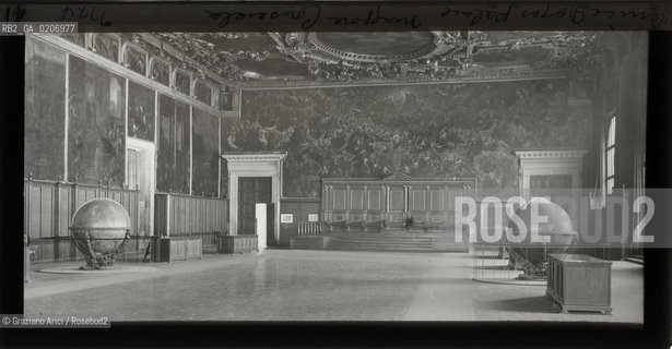 -VENEZIA, ALEXANDER LAMONT HENDERSON, VENICE DOGES PALACE-SALA DEL MAGGIOR CONSIGLIO, SENZA DATA. LASTRA PANORAMICA IN VETRO PER LANTERNA MAGICA, 15,9X8 ©ARCHIVIO Graziano Arici/Rosebud2   FOTOANTICHE.-VENICE, ALEXANDER LAMONT HENDERSON, VENICE DOGES PALACE-SALA DEL MAGGIOR CONSIGLIO, UNDATED. PANORAMIC GLASS SLIDE FOR MAGIC LANTERN, CM 15,9X8 ©Graziano Arici/Rosebud2 
