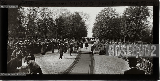 -VENEZIA, ALEXANDER LAMONT HENDERSON, VENICE-OPENING OF EXIBITION, SENZA DATA. LASTRA PANORAMICA IN VETRO PER LANTERNA MAGICA, 15,9X8,2 ©ARCHIVIO Graziano Arici/Rosebud2   APERTURA DELLA BIENNALE, FOTOANTICHE.-VENICE, ALEXANDER LAMONT HENDERSON, VENICE-OPENING OF EXIBITION, UNDATED. PANORAMIC GLASS SLIDE FOR MAGIC LANTERN, CM 15,9X8,2 ©Graziano Arici/Rosebud2 