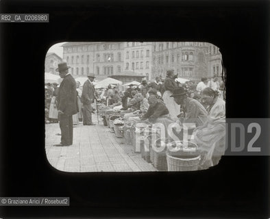 -MONACO, SENZA INDICAZIONE DAUTORE, MERCATO DEI FUNGHI , SENZA DATA. LASTRA IN VETRO PER LANTERNA MAGICA CONTENUTE DENTRO LA LORO ORIGINALE CUSTODIA 10,2X8,2 ©ARCHIVIO Graziano Arici/Rosebud2  PERSONA FOTOANTICHE.-MUNICH, NO AUTHORS INDICATION,  MERCATO DEI FUNGHI, UNDATED. GLASS SLIDE FOR MAGIC LANTERN IN THEIR WOODEN ORIGINAL BOX, CM 10,2X8,2 ©Graziano Arici/Rosebud2 