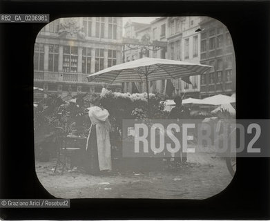 -MONACO, SENZA INDICAZIONE DAUTORE, SCENE DI MERCATO , SENZA DATA. LASTRA IN VETRO PER LANTERNA MAGICA CONTENUTE DENTRO LA LORO ORIGINALE CUSTODIA 10,2X8,2 ©ARCHIVIO Graziano Arici/Rosebud2  PERSONA FOTOANTICHE.-MUNICH, NO AUTHORS INDICATION,  SCENE DI MERCATO, UNDATED. GLASS SLIDE FOR MAGIC LANTERN IN THEIR WOODEN ORIGINAL BOX, CM 10,2X8,2 ©Graziano Arici/Rosebud2 