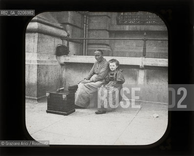 -VENEZIA, SENZA INDICAZIONE DAUTORE, DONNA LUSTRASCARPE , SENZA DATA. LASTRA IN VETRO PER LANTERNA MAGICA CONTENUTE DENTRO LA LORO ORIGINALE CUSTODIA 10,2X8,2 ©ARCHIVIO Graziano Arici/Rosebud2  PERSONA FOTOANTICHE.-VENICE, NO AUTHORS INDICATION,  DONNA LUSTRASCARPE, UNDATED. GLASS SLIDE FOR MAGIC LANTERN IN THEIR WOODEN ORIGINAL BOX, CM 10,2X8,2 ©Graziano Arici/Rosebud2 