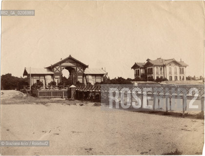 -VENEZIA, SENZA INDICAZIONE DAUTORE, SPIAGGIA DEL LIDO, SENZA DATA. STAMPA ALLALBUMINA INCOLLATA SU CARTONE, CM 13X10  ©ARCHIVIO Graziano Arici/Rosebud2   FOTOANTICHE.-VENICE, NO AUTHOR S INDICATION, SPIAGGIA DEL LIDO, UNDATED. ALBUMEN PHOTOGRAPH MOUNTED ON CARDBOARD, CM 13X10 ©Graziano Arici/Rosebud2 