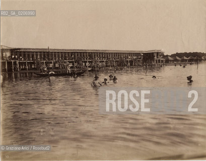 -VENEZIA, SENZA INDICAZIONE DAUTORE, LIDO, SENZA DATA. STAMPA ALLALBUMINA INCOLLATA SU CARTONE, CM 24,7X19,3 ©ARCHIVIO Graziano Arici/Rosebud2  SPIAGGIA CON BAGNANTI. FOTOANTICHE.-VENICE, NO AUTHORS INDICATION, LIDO, UNDATED. ALBUMEN PHOTOGRAPH MOUNTED ON CARDBOARD, CM 24,7X19,3 ©Graziano Arici/Rosebud2 