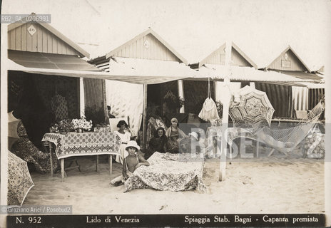 -VENEZIA, GIOVANNI SCARABELLO, LIDO - STABILIMENTI BALNEARI - CAPANNA PREMIATA, SENZA DATA. STAMPA ALLALBUMINA, CM 17,3X11,9  ©ARCHIVIO Graziano Arici/Rosebud2  SPIAGGIA, CONCORSO CAPANNA FOTOANTICHE.-VENICE, GIOVANNI SCARABELLO, LIDO - STABILIMENTI BALNEARI - CAPANNA PREMIATA, UNDATED. ALBUMEN PHOTOGRAPH, CM 17,3X11,9 ©Graziano Arici/Rosebud2 