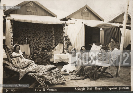 -VENEZIA, GIOVANNI SCARABELLO, LIDO - STABILIMENTI BALNEARI - CAPANNA PREMIATA, SENZA DATA. STAMPA ALLALBUMINA, CM 17,3X11,7  ©ARCHIVIO Graziano Arici/Rosebud2  SPIAGGIA, CONCORSO CAPANNA FOTOANTICHE.-VENICE, GIOVANNI SCARABELLO, LIDO - STABILIMENTI BALNEARI - CAPANNA PREMIATA, UNDATED. ALBUMEN PHOTOGRAPH, CM 17,3X11,7 ©Graziano Arici/Rosebud2 