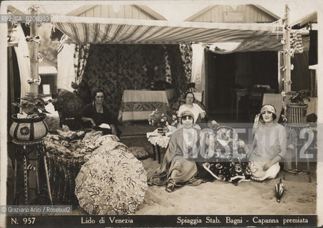 -VENEZIA, GIOVANNI SCARABELLO, LIDO - STABILIMENTI BALNEARI - CAPANNA PREMIATA, SENZA DATA. STAMPA ALLALBUMINA, CM 17,3X11,7  ©ARCHIVIO Graziano Arici/Rosebud2  SPIAGGIA, CONCORSO CAPANNA FOTOANTICHE.-VENICE, GIOVANNI SCARABELLO, LIDO - STABILIMENTI BALNEARI - CAPANNA PREMIATA, UNDATED. ALBUMEN PHOTOGRAPH, CM 17,3X11,7 ©Graziano Arici/Rosebud2 
