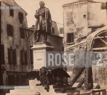-VENEZIA, SENZA INDICAZIONE DAUTORE, STATUA DEDICATA A  DANIELE MANIN, SENZA DATA. POSITIVO ALLALBUMINA MONTATO SU CARTONE, FOTOGRAFIA STEREOSCOPICA, CM 17,4X8,7  ©ARCHIVIO Graziano Arici/Rosebud2   FOTOANTICHE.-VENICE, NO AUTHORS INDICATION, STATUA DEDICATA A  DANIELE MANIN, UNDATED. ALBUMEN POSITIVE MOUNTED ON CARDBOARD, STEREOSCOPICAL PHOTOGRAPH CM 17,4X8,7 ©Graziano Arici / rosebud2