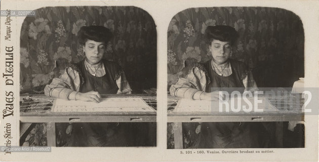 -VENEZIA, SENZA INDICAZIONE DAUTORE, OUVRIERE BRODANT AU METIER, SENZA DATA. POSITIVO ALLALBUMINA, FOTOGRAFIA STEREOSCOPICA, CM 17,1X8,6 ©ARCHIVIO Graziano Arici/Rosebud2   MERLETTAIA, MESTIERI FOTOANTICHE.-VENICE, NO AUTHORS INDICATION, OUVRIERE BRODANT AU METIER, UNDATED. ALBUMEN POSITIVE, STEREOSCOPICAL PHOTOGRAPH CM 17,1X8,6 ©Graziano Arici / rosebud2