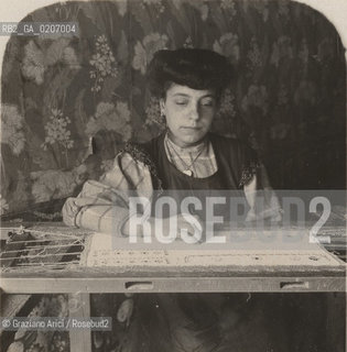 -VENEZIA, SENZA INDICAZIONE DAUTORE, OUVRIERE BRODANT AU METIER, SENZA DATA. POSITIVO ALLALBUMINA, FOTOGRAFIA STEREOSCOPICA, CM 17,1X8,6 ©ARCHIVIO Graziano Arici/Rosebud2   MERLETTAIA, MESTIERI FOTOANTICHE.-VENICE, NO AUTHORS INDICATION, OUVRIERE BRODANT AU METIER, UNDATED. ALBUMEN POSITIVE, STEREOSCOPICAL PHOTOGRAPH CM 17,1X8,6 ©Graziano Arici / rosebud2